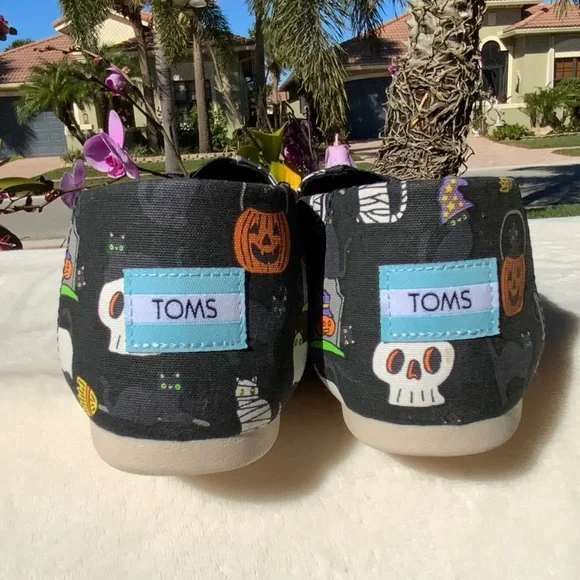 TOMS Halloween Black Slip On Shoes Size 8 Women Pumpkin Cat Broom - Picture 10 of 12
